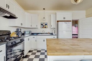 Fridge, oven, stovetop, dishwasher