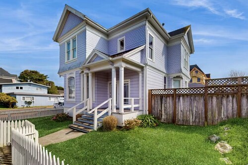 Lilac Victorian Upstairs-Water-View Retreat in the Heart of Old Town