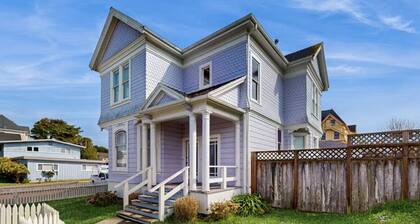 Lilac Victorian Upstairs-Water-View Retreat in the Heart of Old Town