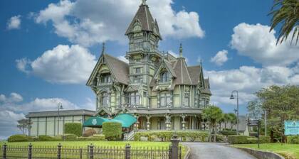 Lilac Victorian Downstairs-Spacious Water-View Apartment in Historic Old Town