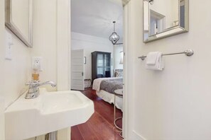 Sèche-cheveux, serviettes fournies