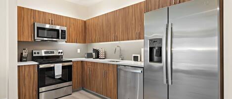 Refrigerador, microondas, horno, placa de cocina