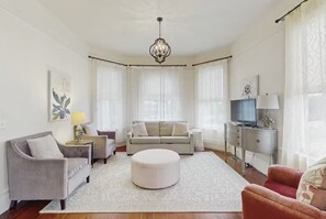 Smart TV - Lilac Victorian House of Eureka (Eureka)