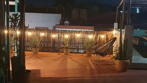 An outdoor patio area with potted plants and a hammock. - Casa Biche Jalatlaco Jalatlaco Downtown Oaxaca (Oaxaca de Juárez)
