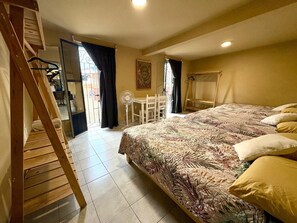 6 bedrooms, iron/ironing board, Internet, bed sheets