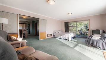 4 bedrooms, iron/ironing board, WiFi, bed sheets