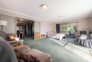 4 bedrooms, iron/ironing board, WiFi, bed sheets