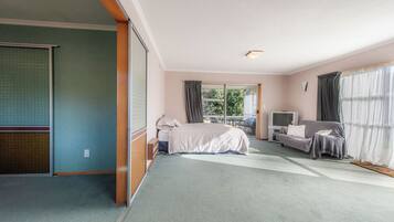 4 bedrooms, iron/ironing board, WiFi, bed sheets