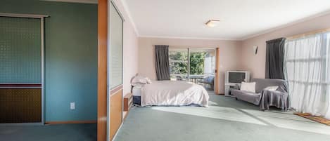 4 bedrooms, iron/ironing board, WiFi, bed sheets