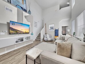 Smart TV, music library, video library, stereo - Penthouse Pool/Mountain Views! Resort Living. (Chandler)