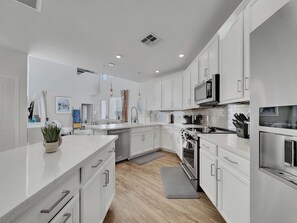 ثلاجة، ميكروويف، فرن، موقد طهي مسطح