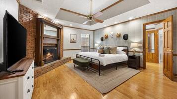 6 Schlafzimmer, Schreibtisch, Bügeleisen/Bügelbrett, Reisekinderbett