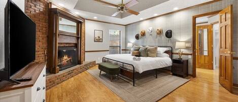 6 bedrooms, desk, iron/ironing board, travel crib