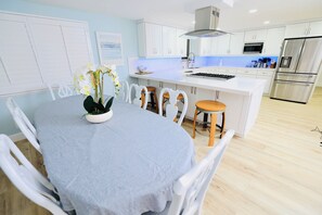 Mikrobølgeovn, ovn, kokeplater og oppvaskmaskin