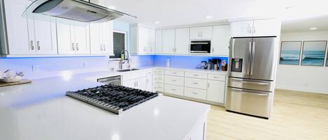 Mikrowelle, Ofen, Herdplatte, Geschirrspüler