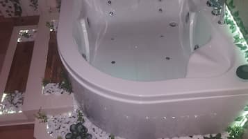 Dusche, Whirlpool, Haartrockner, Bidet