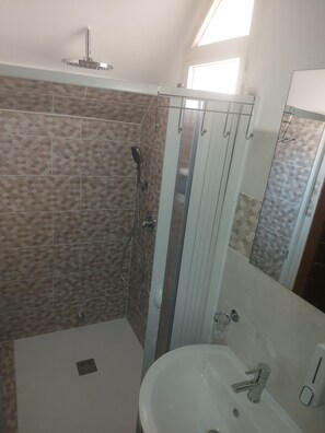 Shower, jetted bath, hair dryer, bidet