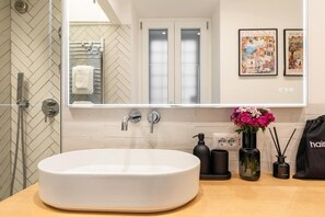 Bidet, Handtücher, Seife, Toilettenpapier