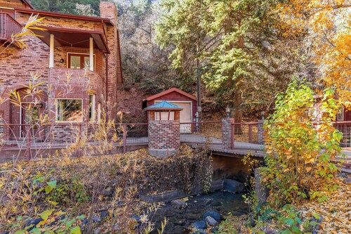 Creekside Villa: Skiing, Hot Springs, and Town Nearby