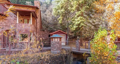 Creekside Villa: Skiing, Hot Springs, and Town Nearby