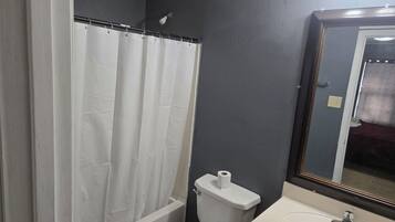 Toalhas de banho, sabonete, papel higiênico