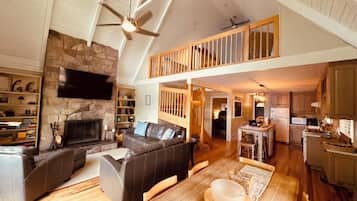 Älytelevisio, takka, pöytäjalkapallopöytä, kirjoja