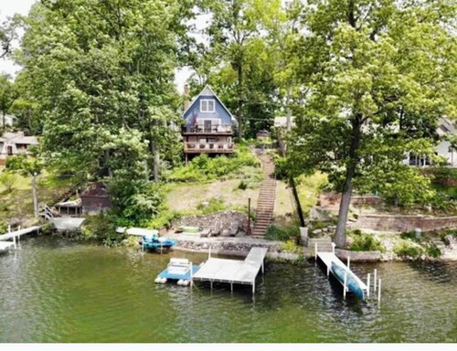 Charming lakefront cottage,private lake & dock, perfect secluded getaway 