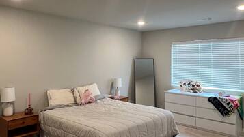 4 habitaciones, tabla de planchar con plancha, wifi y ropa de cama