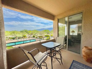 Outdoor dining - Gorgeous Oro Valley Condo Rental - Mountain Views! (Oro Valley)