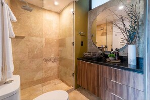 Secador de pelo, toallas, jabón, papel higiénico