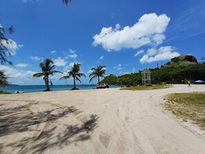 Beach - The Happy Hook- 2 Bedroom cottage in Gros-Islet steps Friday Night Street Party (Gros-Islet)