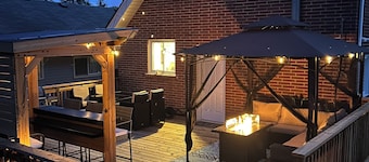 Elmwood Coast&Hearth Retreat- Large Deck + Bar + Firepit 5 min walk to the beach