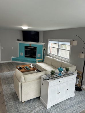 TV, fireplace