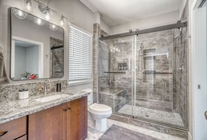 Douche, sĂšche-cheveux, serviettes fournies, savon