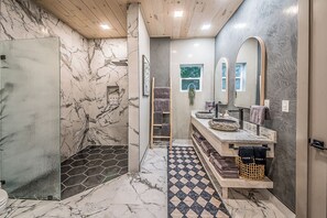 Douche, séchoir à cheveux, serviettes fournies, savon