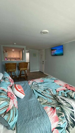 WiFi - Penguins on the Beach | Studio Steps to Beach & Downtown w/pool | Unit E (Cocoa Beach)
