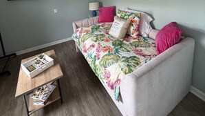 Une chambre à coucher avec un lit, une télévision, un bureau et une chaise.