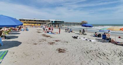 Cozy studio across from the beach w/pool