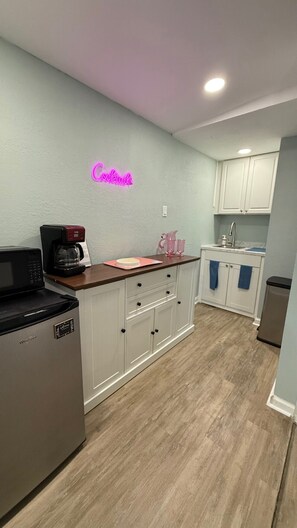 Réfrigérateur, micro-ondes, cafetière/bouilloire, grille-pain