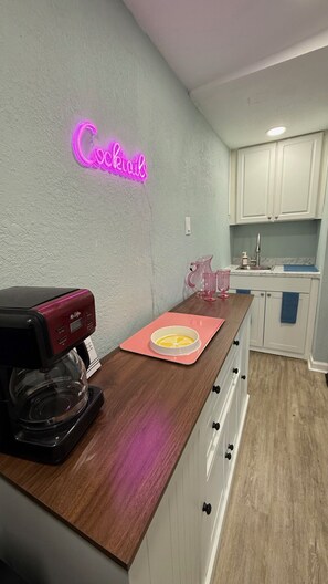 Jääkaappi, mikroaaltouuni, kahvin-/teenkeitin, leivänpaahdin