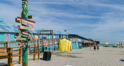 Cozy studio across from the beach w/pool