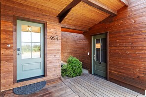 Exterior detail - Mountain-View Retreat with Hot Tub & Waterfalls (Cascade Locks)