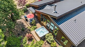 Terrace/patio - Mountain-View Retreat with Hot Tub & Waterfalls (Cascade Locks)