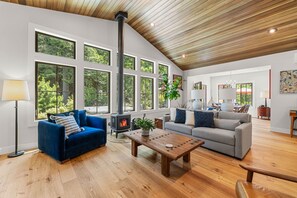 TV, fireplace, offices - Mountain-View Retreat with Hot Tub & Waterfalls (Cascade Locks)