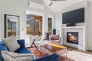 Televisie en een open haard