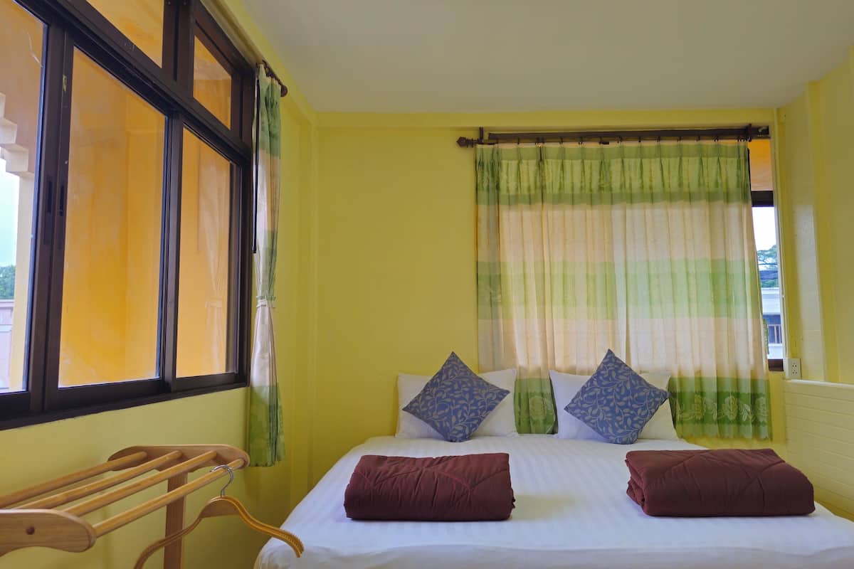 Large Box (Sleep 3) | Free WiFi, bed sheets