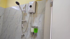 Dusch, gratis toalettartiklar, hårtork och tvål