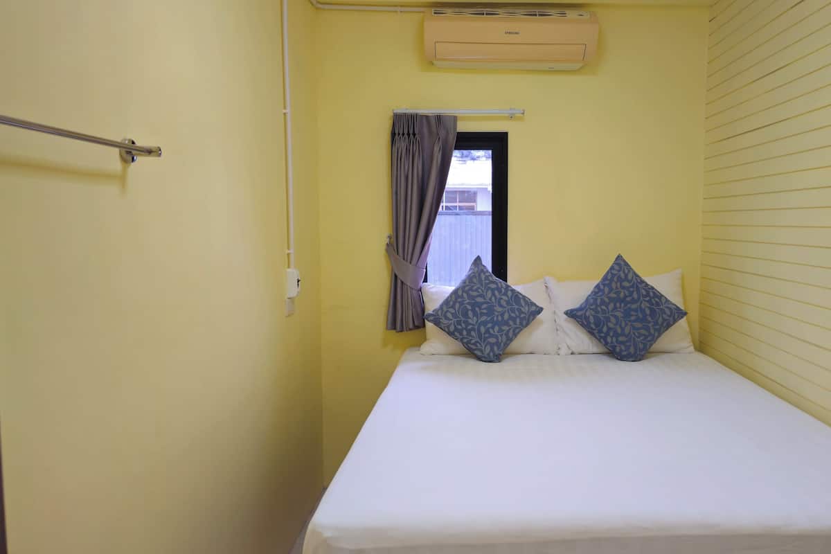 Medium Box | Free WiFi, bed sheets