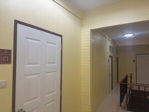 Large Box (Sleep 3) | Free WiFi, bed sheets