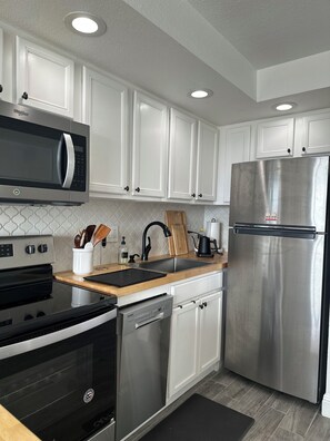 Micro-ondes, four, plaque de cuisson, lave-vaisselle